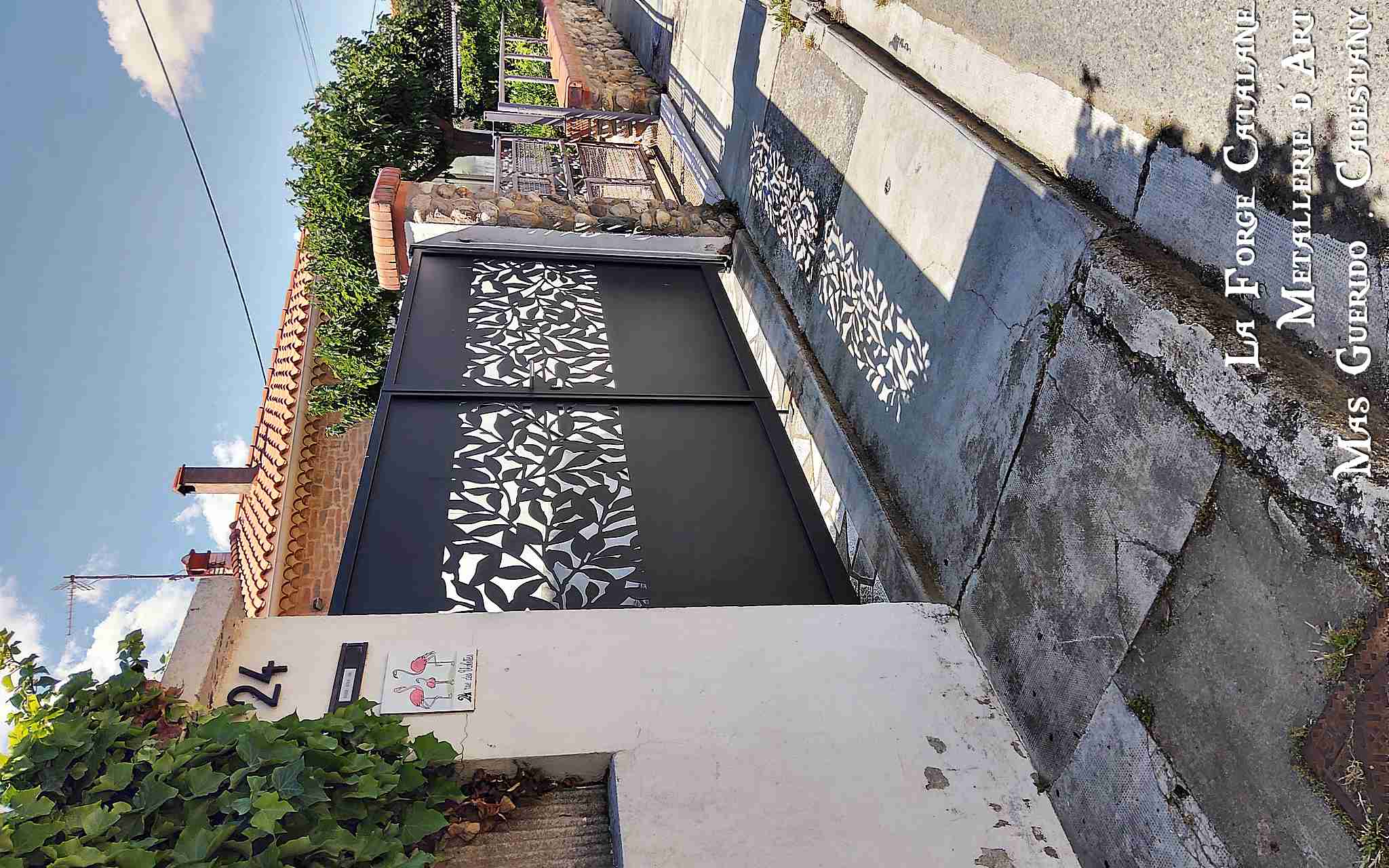 portail avec motif feuillage decoupe au laser thermolaquage forge catalane.jpg